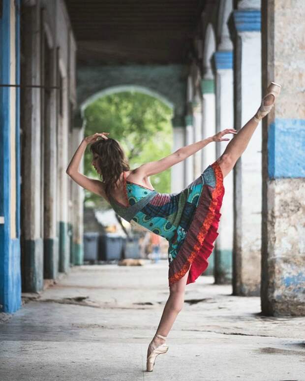 Кубинская страсть и русская балетная школа: уличные снимки танцоров