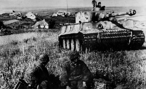 Солдаты войск СС отдыхают возле танка "Тигр" на Курской дуге. Фото: © Военный альбом