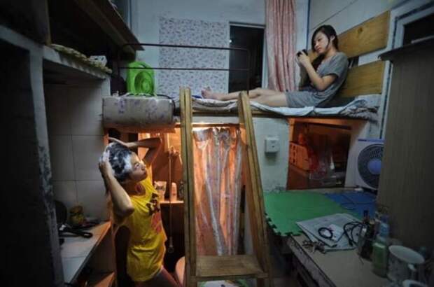 Недавно в сети завирусились ролики, в которых молодые китайцы живут в туристических палатках посреди не достроенных квартир.-6