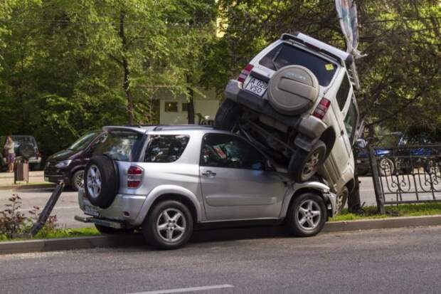 Дамочка в Mitsubishi Pajero Junior запрыгнула на дамочку в Toyota RAV4 Дамочка в Mitsubishi Pajero Junior запрыгнула на дамочку в Toyota RAV4