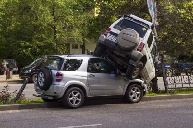 Дамочка в Mitsubishi Pajero Junior запрыгнула на дамочку в Toyota RAV4