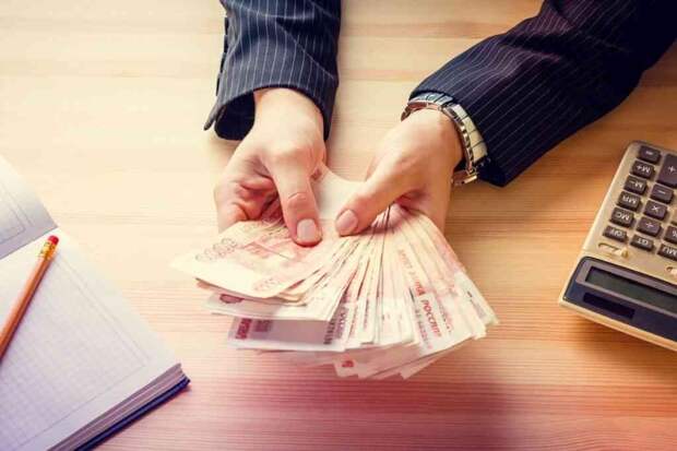 Названа разница между самой высокой и низкой средней зарплатой в России