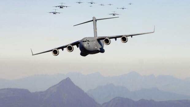 Американские военно-транспортные самолеты C-17А. Архивное фото