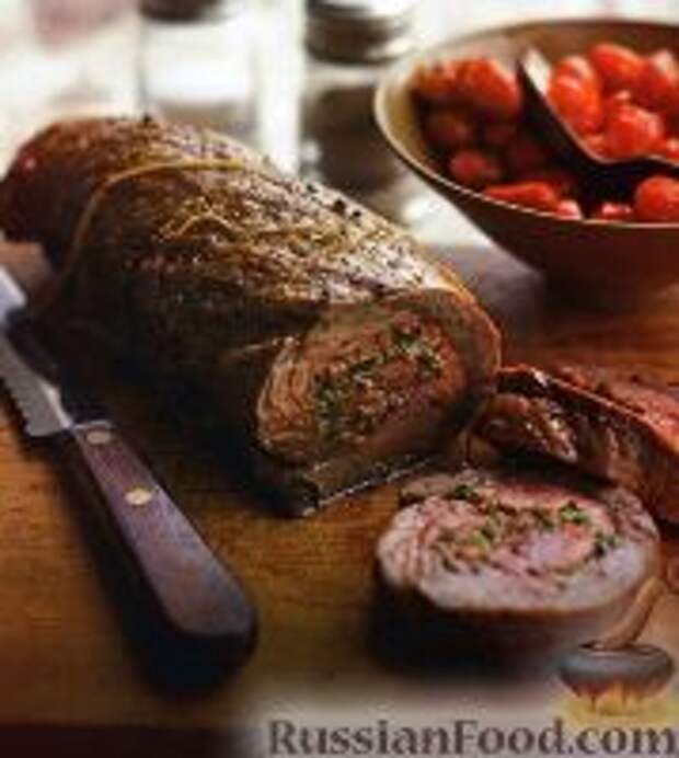 Фото к рецепту: Пряный говяжий рулет с печеными помидорами