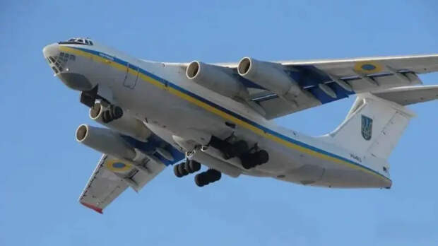 Транспортник ВСУ с грузом оружия попал под удар «Гераней» на аэродроме в Миргороде