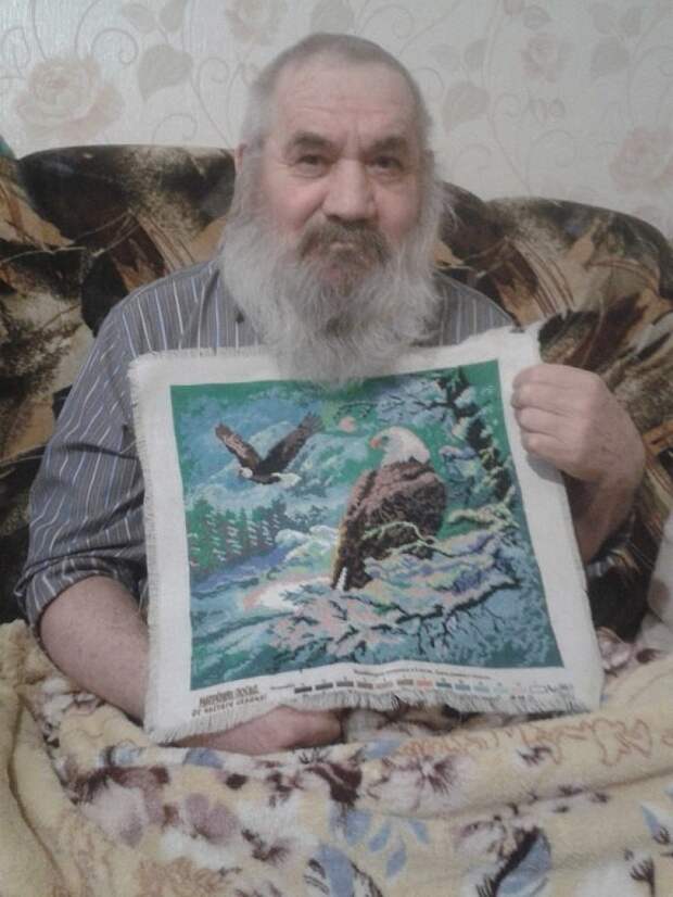 Этот дедушка вышивает каждый день, несмотря на то,что парализован уже более трех лет.