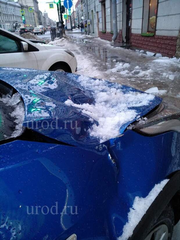 Ледовое побоище. В Северной столице глыбы льда с крыш разбили 50 автомобилей.