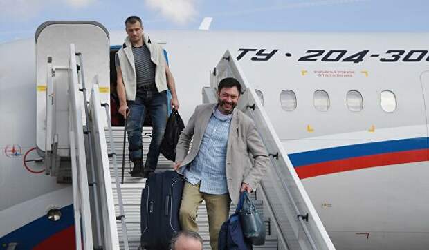 Руководитель портала РИА Новости Украина Кирилл Вышинский сходит с борта российского самолета Ту-204 в аэропорту Внуково