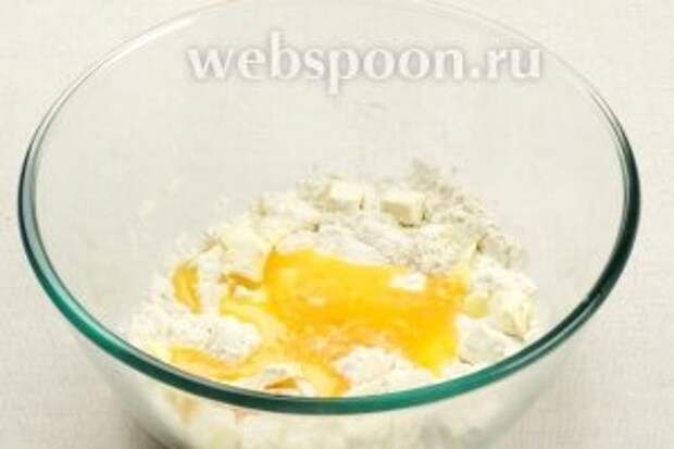 Всё соединить и тщательно вымесить, чтобы не было масляных комков. 