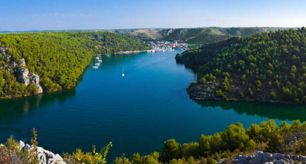 Клуб путешествий Павла Аксенова. Хорватия. River Krka and town in Croatia. Фото Violin - Depositphotos