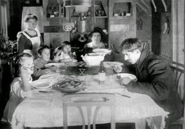 Корней Чуковский в кругу семьи, за обедом. Примерно 1920-е. известные, люди, фото