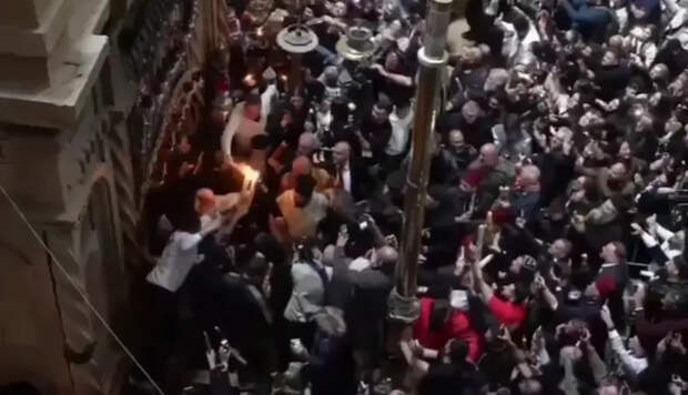 "Это – явный Божий знак": Благодатный огонь сошёл в храме Гроба Господня в Иерусалиме
