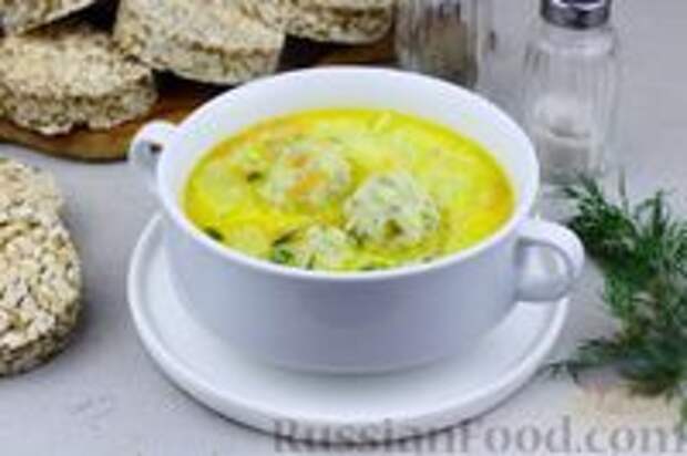 Фото к рецепту: Сливочный суп с курицей и сырно-шпинатными клёцками