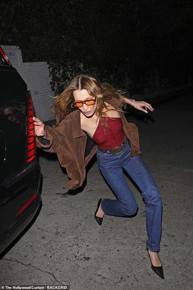 Папарацци засняли, как Белла Хадид едва не упала после вечеринки в Лос-Анджелесе