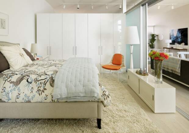 Современный шкаф в спальне в белом цвете
