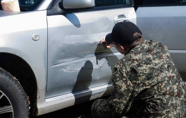 Ему нагло помяли дверь, но он вспомнил, что неплохо рисует...