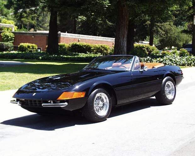 А вот здесь уже - самый жор-мажор! Ferrari Daytona Spyder 365 GTS/4 и Ferrari Testarossa, на которых разъезжали копы сериала «Полиция Майами: отдел <br> нравов». Что интересно, Дайтона Спайдер была копией, созданной на базе Chevrolet Corvette C3. После популяризации сериала, Энцо Феррари сначала подал <br> иск на ателье, создающее копии его легендарных машин, а позже подарил сериалу настоящие Ferrari Testarossa 1986 года! А вот здесь уже - самый жор-мажор! Ferrari Daytona Spyder 365 GTS/4 и Ferrari Testarossa, на которых разъезжали копы сериала «Полиция Майами: отдел <br> нравов». Что интересно, Дайтона Спайдер была копией, созданной на базе Chevrolet Corvette C3. После популяризации сериала, Энцо Феррари сначала подал <br> иск на ателье, создающее копии его легендарных машин, а позже подарил сериалу настоящие Ferrari Testarossa 1986 года!