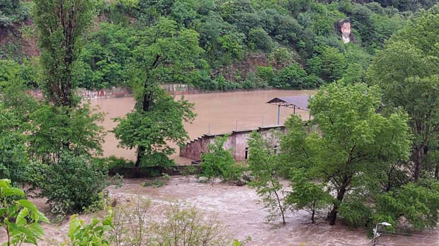 В Армении из-за наводнения разрушились дороги и мосты, один человек погиб