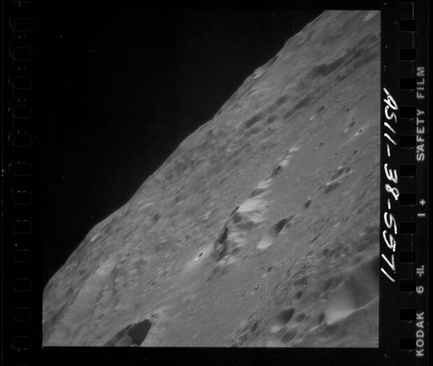 Оригинал: http://tothemoon.ser.asu.edu/data_a70/AS11/extra/AS11-38-5571.small.png