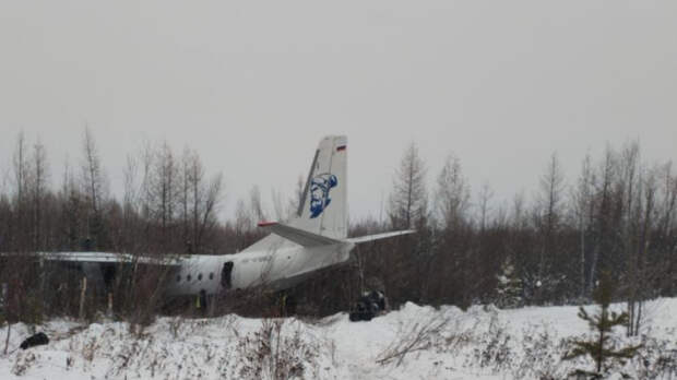 Самолет Ан-24 выкатился за полосу движения в Хабаровском крае