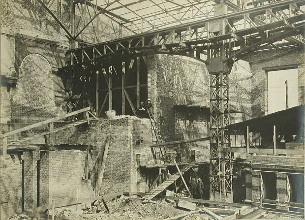 07. Кладка сталелитейных печей в одном из цехов завода.19 августа 1909