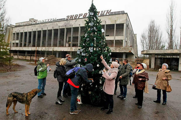 Блог - В «мертвом» городе Припять появилась новогодняя елка В «мертвом» городе Припять появилась новогодняя елка