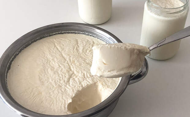 Сыр только из молока: варим 15 минут, а потом добавляем дрожжи. К утру сыр готов