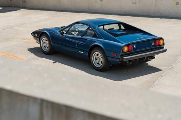 Ferrari 308 GTB Vetroresina с двигателем V8