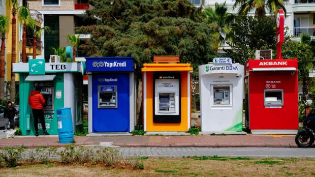 В Госдуме предложили выпускать безымянные карты для расчетов в Турции