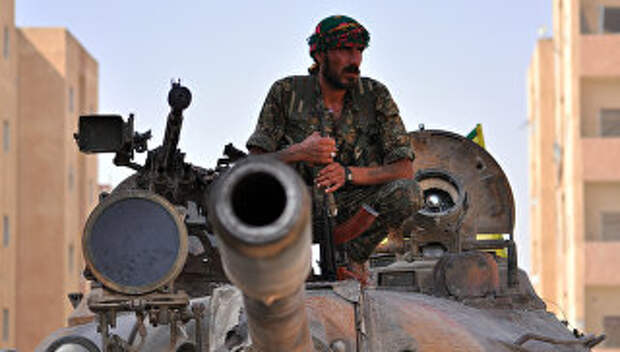 Боевик курдского отряда YPG в городе Эль-Хасаке на северо-востоке Сирии