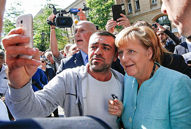 Мигрант делает селфи с Ангелой Меркель