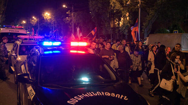 В Ереване 101 человек пострадал во время столкновений у здания парламента