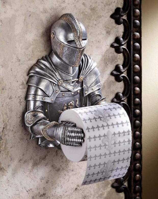 Почитатели эпохи Средневековья могут подобрать к держателю в форме рыцаря и особую туалетную бумагу с принтом, изображающим королевскую лилию.