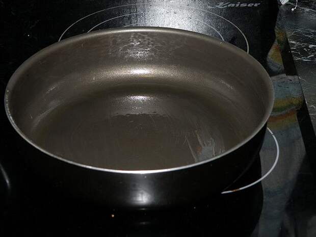 Форму смазать маслом. пошаговое фото этапа приготовления пирога с капустой