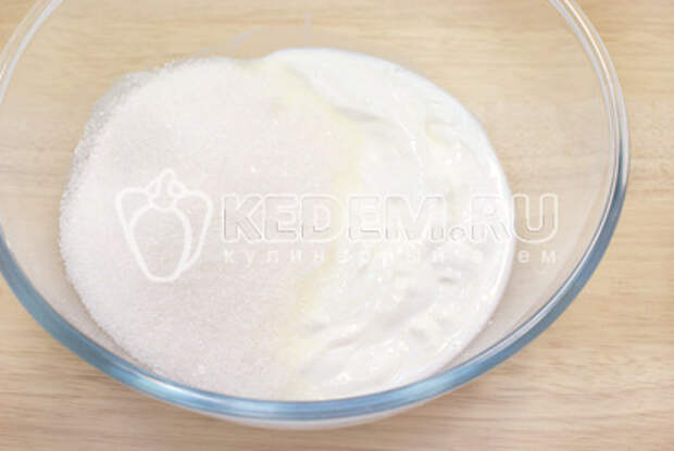 Сметану взбить с сахаром и добавить ваниль. - Десерт из желе «Зебра». Фото приготовления десерта из желе на Новый год.