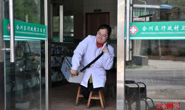 Девушка без ног сносила 30 стульев за 15 лет, работая сельским врачом