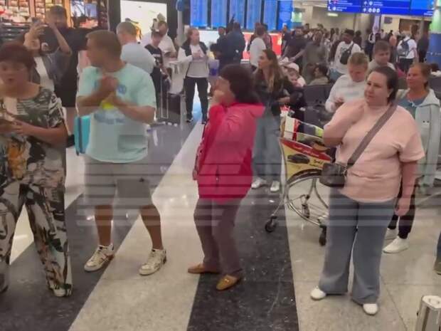 Российские туристы после трех суток ожидания устроили бунт в аэропорту Дубая