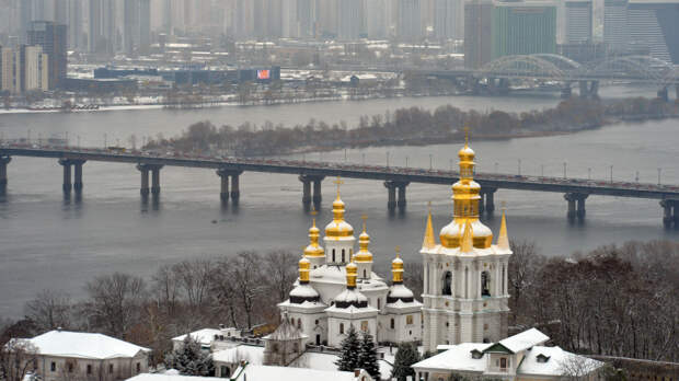 «Пауки в банке»: кто и как пытается удержать Зеленского у власти на Украине