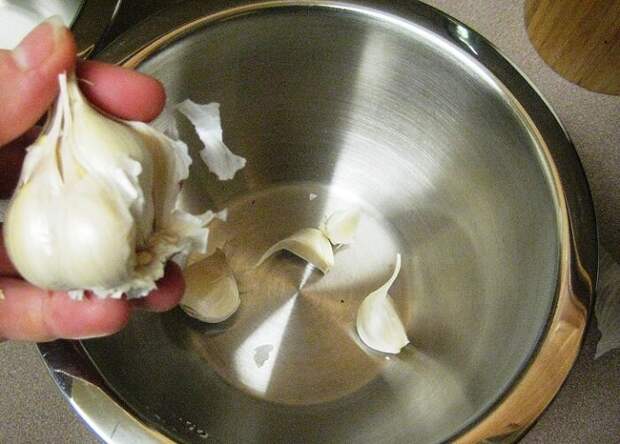 Как быстро почистить чеснок