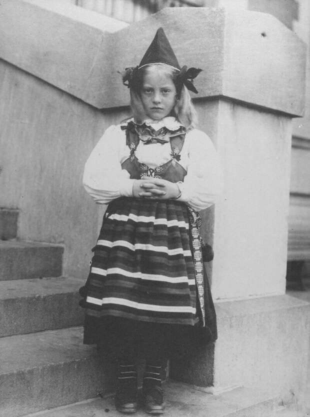 Шведская девушка, 1910