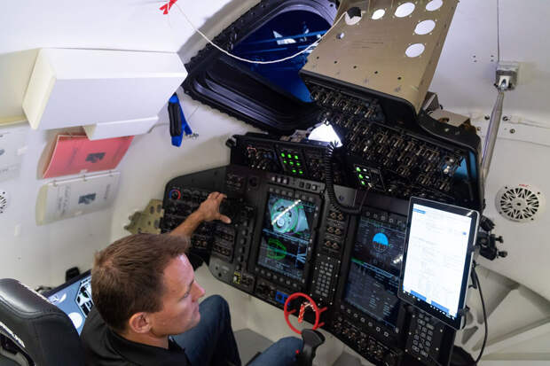 Внутри тренажёра управления «Старлайнером». Credit: Boeing.
