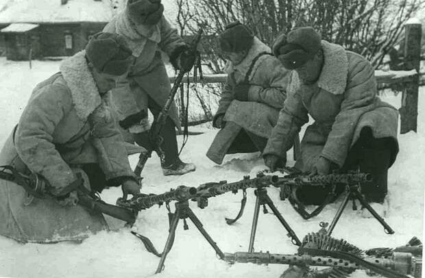 Советские военнослужащие осматривают трофейные немецкие пулеметы, захваченные в ходе битвы за Москву Великая Отечественная война, Советский народ, история