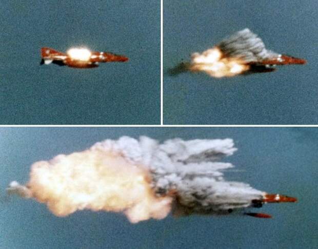 Ракета AIM-9 Sidewinder сбивает самолёт-мишень QF-4B «Фантом». 1974 год