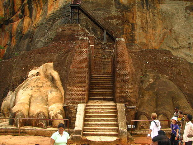 Файл: Шри-Ланка - 072 - Lion вход охранного Sigiriya саммита (1633514672) JPG.
