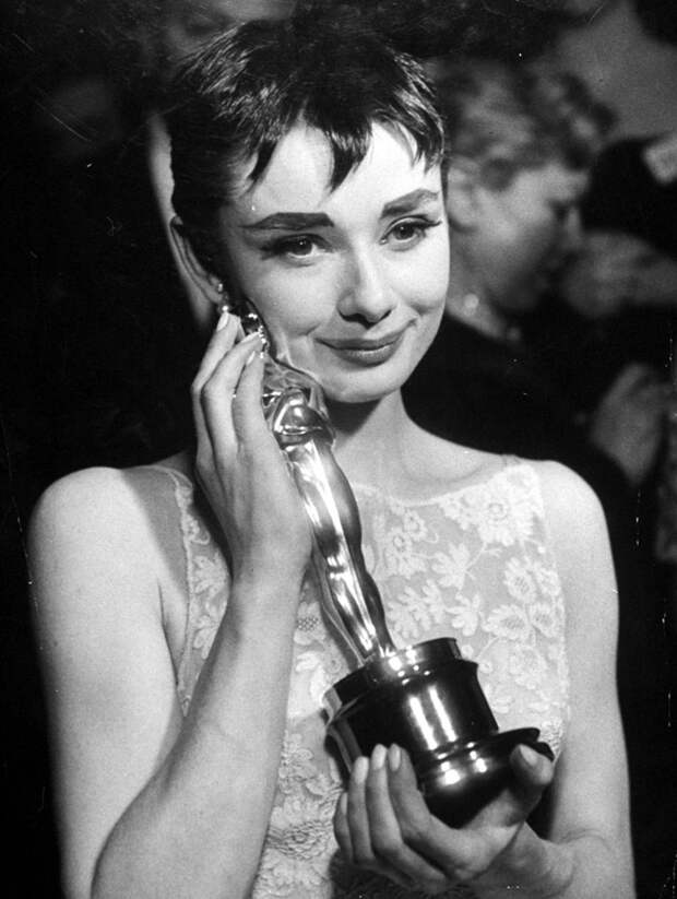 Одри Хепберн (Audrey Hepburn) в фотосессии на получении Оскара за лучшую женскую роль в фильме «Римские каникулы» (Roman Holiday) (1953), фото 1