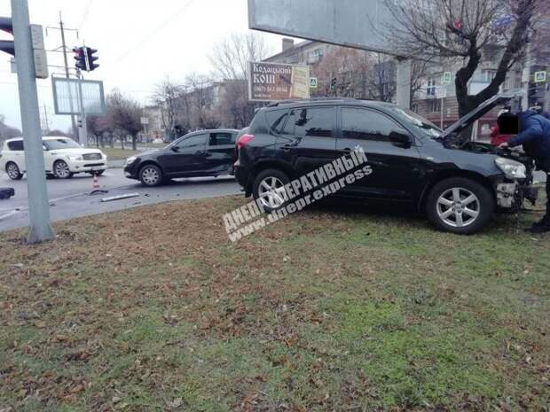 Водитель хотел проскочить на красный, но вылетел на тротуар и сбил женщину