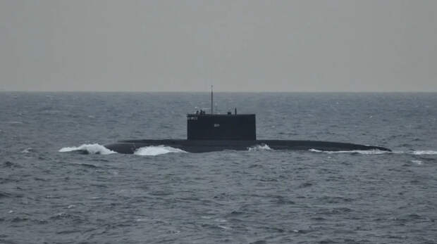 "Варшавянка" сыграла с британскими моряками авианосного ордера в "кошки-мышки", но так и не была обнаружена.