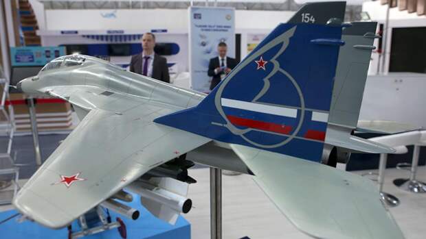 Макет российского многофункционального легкого истребителя поколения 4++ МиГ-35 на стенде Объединенной авиастроительной корпорации (ОАК) на Международной авиационно-космической выставке Aero India в Бангалоре