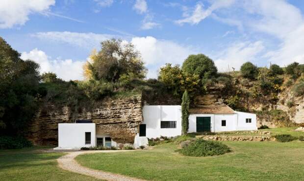 Cuevas del Pino - дом в пещере, расположенный в предгорьях Сьерра-Морена (Испания).