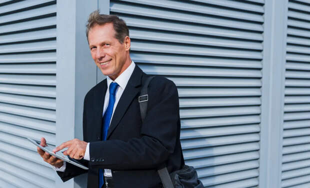 "Им больше доверяют": названы отрасли, где специалисты старше 50 лет нарасхват